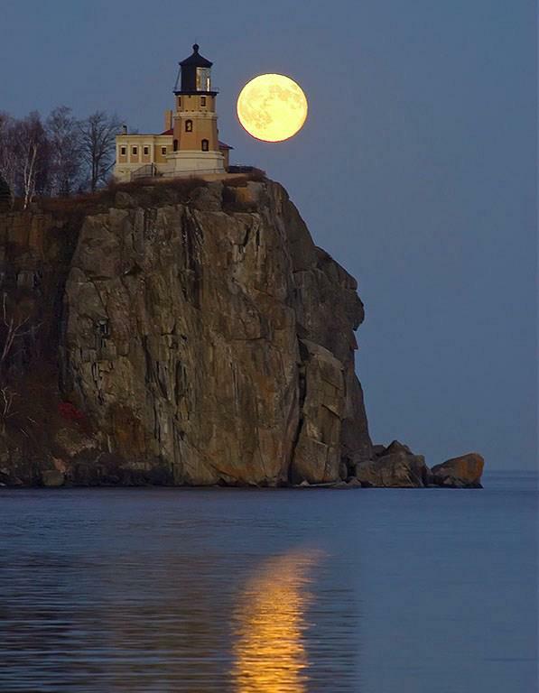 LightHouse_by-the-Moon